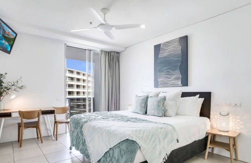 Cairns Central Business District Hotel | Waterfront Studio with Stunning Marina Views & Rooftop Pool