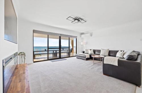 Dawesville House | Waterfront Wonder in Dawesville