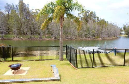 Lake Conjola House | Waterfront Wonder - lakeside home w. private jetty