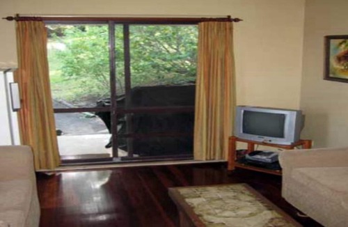 Macmasters Beach House | Waterviews & Close to Beach