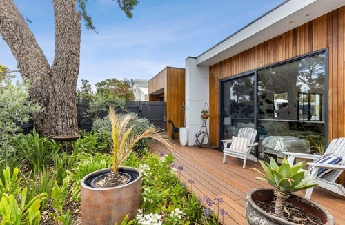 Barwon Heads House | Wattlebird Hideaway: Pet Friendly, 250m to River