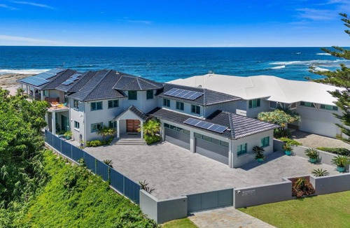 Blue Bay House | WAVES AT BLUE BAY | Beachfront , Pool | Accom Property