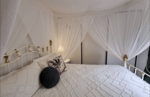 Yungaburra Villa | Welcome to Lakeside, Yungaburra with the lake literally at your doorstep.