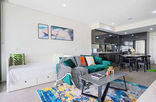 Sydney Olympic Park Apartment | Wentworth Point Modern 2Br with large belconyn