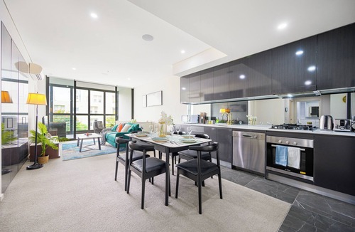 Sydney Olympic Park Apartment | Wentworth Point Modern 2Br with large belconyn