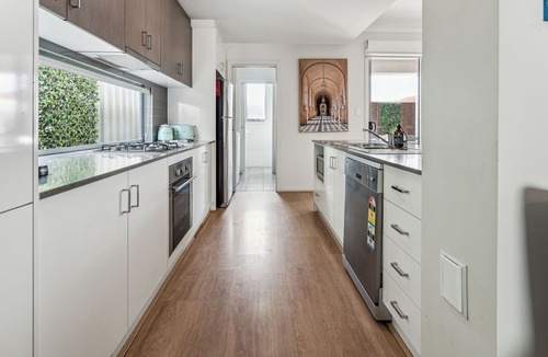 West Croydon House | West Croydon Luxury Townhouse 3br 2bth near Cafés, Coles Free Parking close CBD