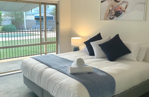 Echuca House | Wharparilla House - Echuca - Large family home with pool