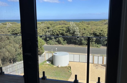 Paradise Beach House | Wheeler’s Paradise. 4 Bedrooms, 2 Baths n 4-5 car park
