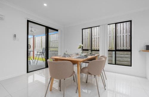 Pimpama House | Whispering Pines - Stylish 3BR Duplex close to M1