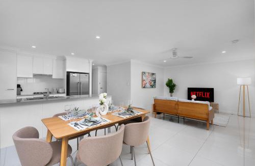 Pimpama House | Whispering Pines - Stylish 3BR Duplex close to M1