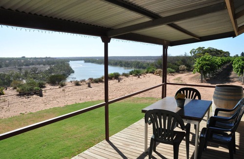 Holder Cottage | Whistling kite cottage overlooking the scenic Murray River