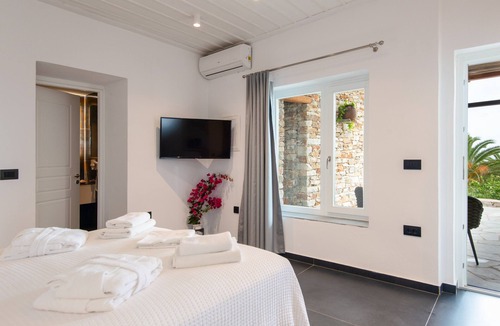 Sifnos Bed & Breakfast | White & Black Suites – Suite Three