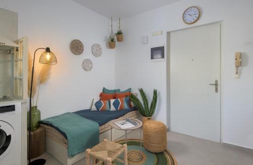 Petaloudes Apartment | WHITE LINEN SUITE Two Balconies min Old Town Quiet