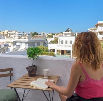 Petaloudes Apartment | WHITE LINEN SUITE Two Balconies min Old Town Quiet