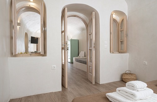Pyrgos House | White Orchid Cave House & Studio