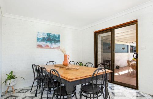 Callala Beach House | Whitewash I Pet Friendly I 5 Mins Walk to Beach