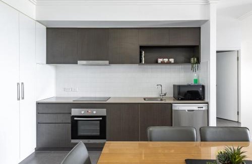 East Mackay Apartment | WhitsunStays - The Regal (2br/2bth, Central)