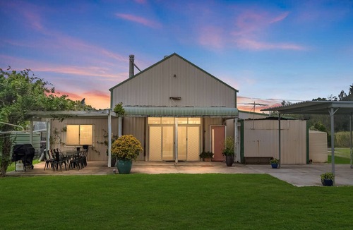 Fullerton Cove House | Willow Barn on 9 acres - Huge Swim Spa - Country Escape - EV Charging avail