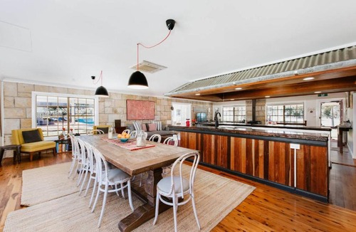 Budgee Budgee House | 'Wilpine' Poolside Country Luxury near Town