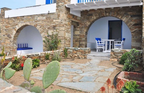 Tinos Town House | Windmill and houses by the sea / Stavros Bay