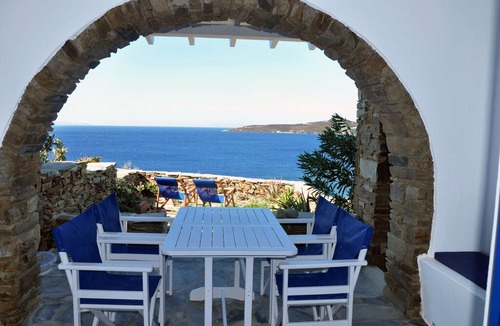 Tinos Town House | Windmill and houses by the sea / Stavros Bay