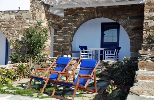 Tinos Town House | Windmill and houses by the sea / Stavros Bay