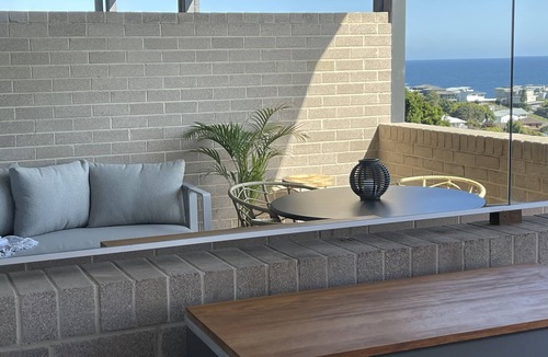Gerringong Apartment | WINTER DEAL 3 NIGHTS PAY FOR 2 - Luxe stay with beach, cafes, gyms, bars and pub