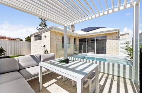 Mandurah House | Winter Family-Friendly Getaway | Sleeps 5 | Ping Pong | BBQ | Office Desk