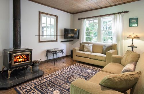 Olinda Villa | Winter Rose - gorgeous gardens sleeps 5