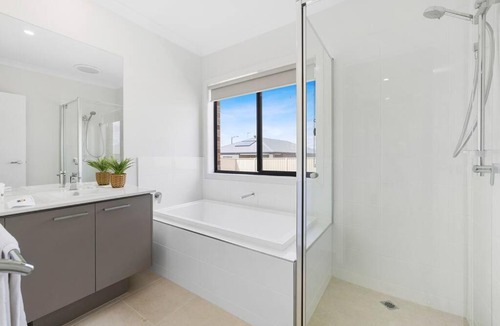 Delacombe Apartment | Winter Valley Retreat - Palatial Pad in the Valley!