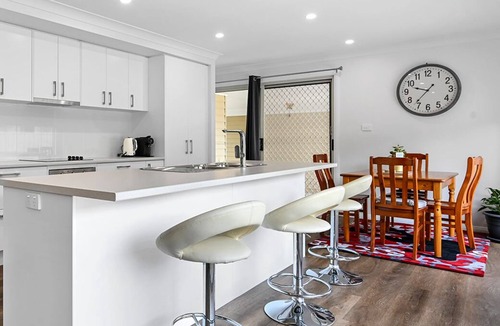 Orange East Villa | Wolaroi Villa 1, with Netflix and Disney Plus - In a Quiet Street