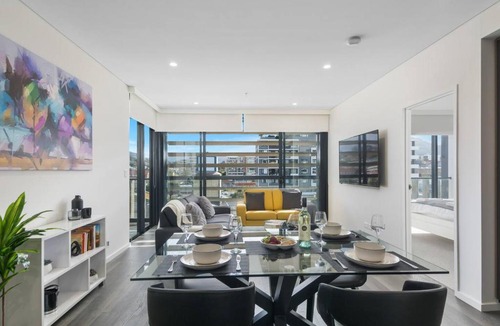 Wollongong CBD Apartment | 'Wollongong Inner-city Escape' Bright Urban Oasis