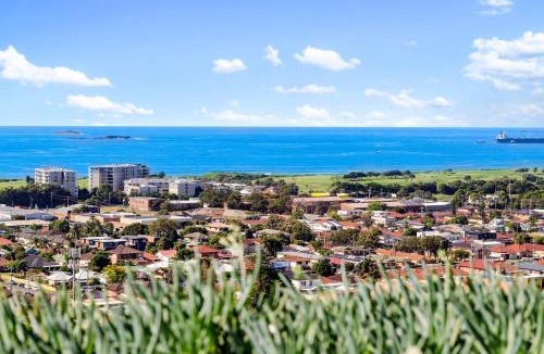 Wollongong CBD Apartment | 'Wollongong Inner-city Escape' Bright Urban Oasis