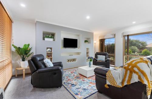 Melton West House | Woodgrove Penthouse - 36 min drive to MEL airport