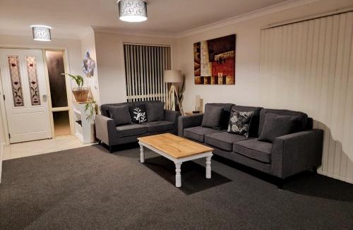 Worrigee House | Worrigee House 3 mins walk to shops with Free Parking, Wi-Fi, AC