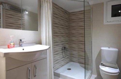 Charilaou Apartment | Xarilaou's Two-Bedroom Treasure in Thessaloniki
