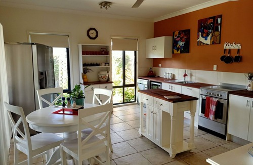 Oxenford Apartment | XL Popular Retreat on River near Warner Brothers Theme Parks
