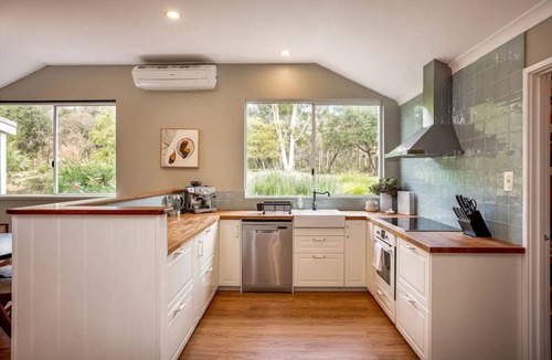 Yallingup Siding House | Yallingup Homestead - Lakeside Rural Retreat