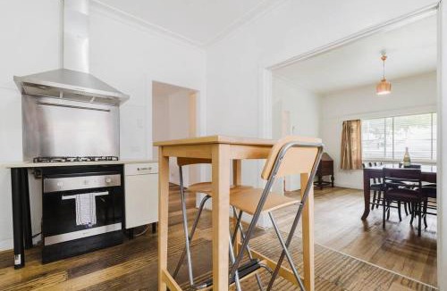 Yarraville Apartment | Yarraville Garden Large home with yard and parking
