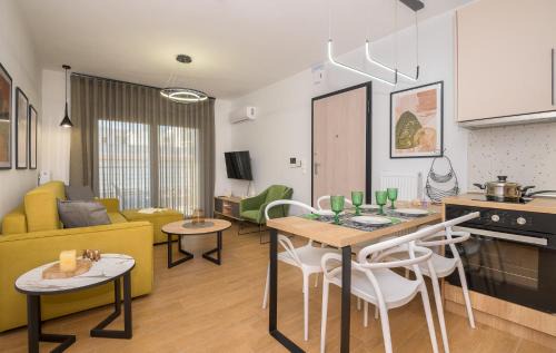 Alexandroupoli Apartment | Yellow Lux Central Suite close to ZARA