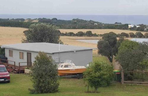 Ventnor House | YOLO- Beach-house views, near penguins, nbn!