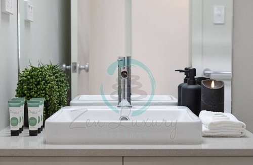 Zuccoli House | ZenLux Elegant Escape ~ Pool ~ BBQ ~ Corporate