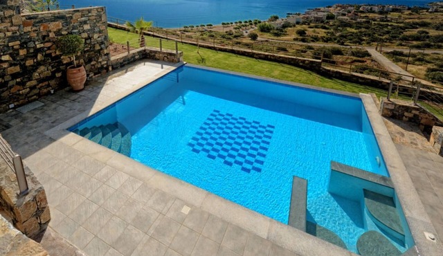 3 bedroom Villa very close to the beach in Plaka