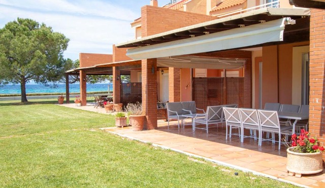AEON Beach Villa, Tripotamos by Halkidiki Villas in Metókhion Konstamonítou