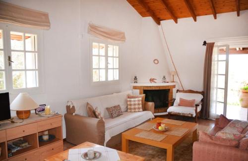 Agrilis Cottage near the beach in Ágrilos