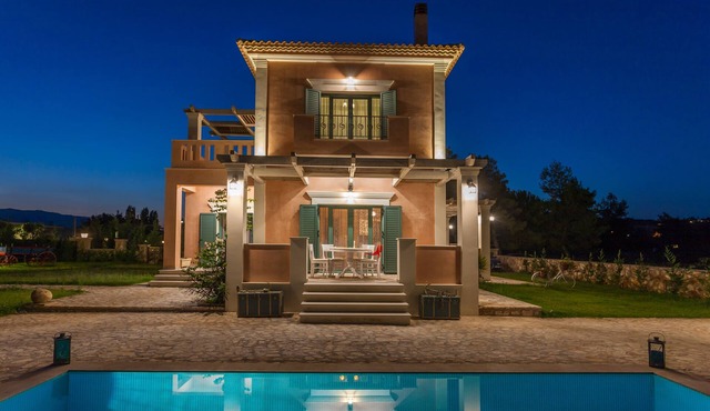Agro Art boutique & luxury Villa with Pool, Unique Decors & a Play area Option in Βανάτο