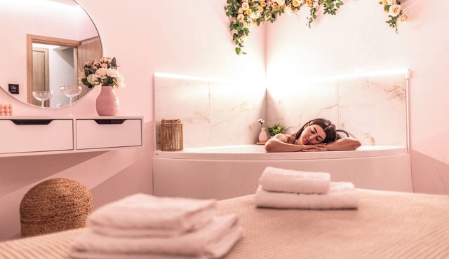 Almond I Jacuzzi Suite Self Check-In Easy & Free Street Parking in Thessaloniki