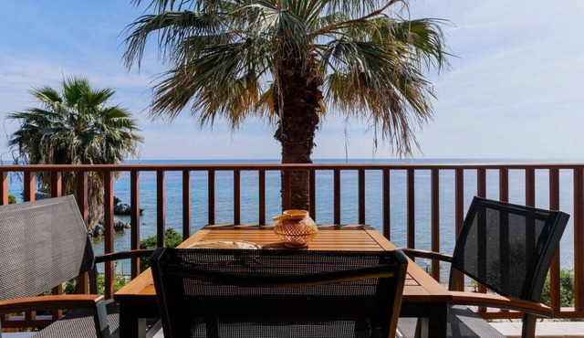 Amfitriti Seafront Apartment 5 by RentalsPro in Pallini