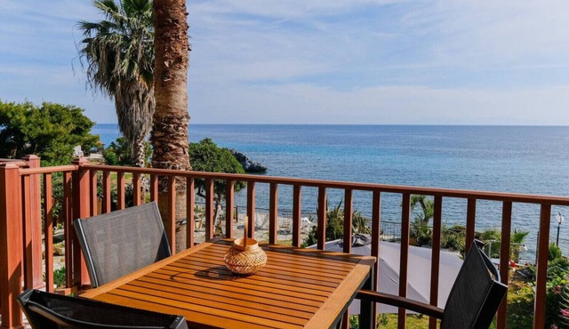 Amfitriti Seafront Apartment 4 by RentalsPro in Pallini