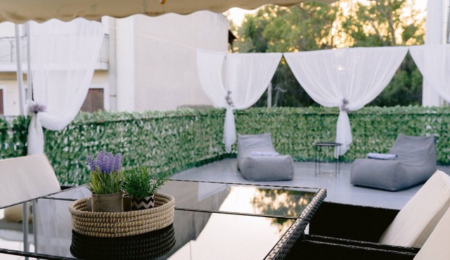 Apartment 'Chris with A Veranda' with Shared Terrace, Wi-Fi and Air Conditioning in Athens